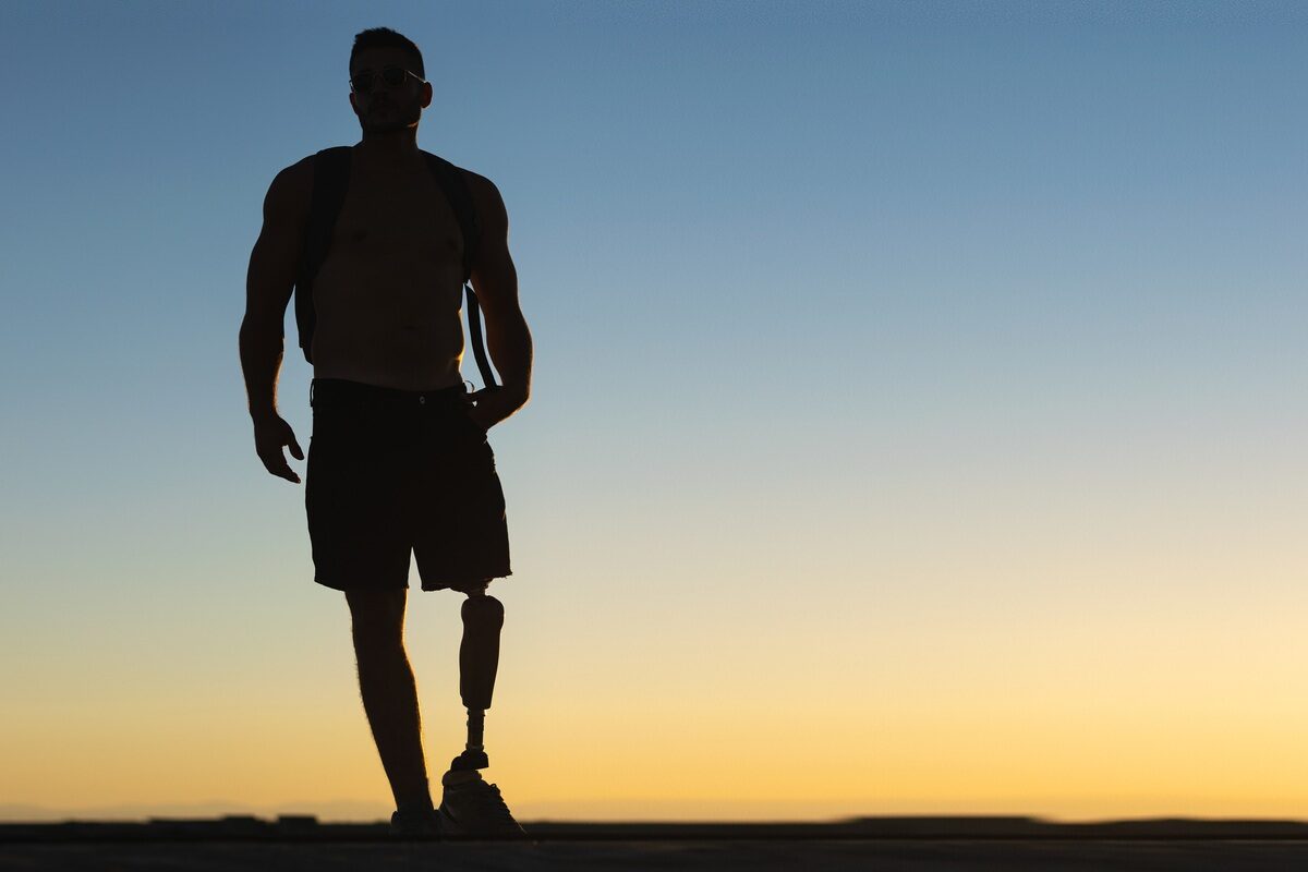 silhouette homme sportif avec prothèse jambe