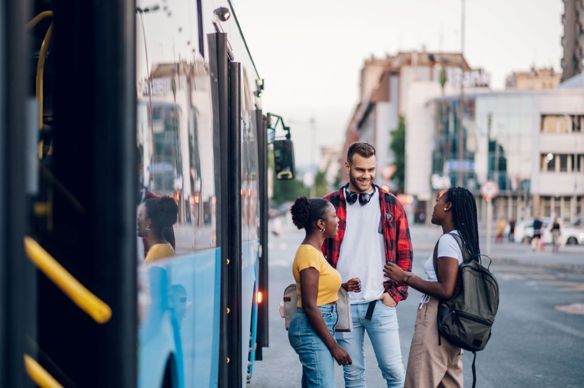 étudiants à la descente d'un bus de ville