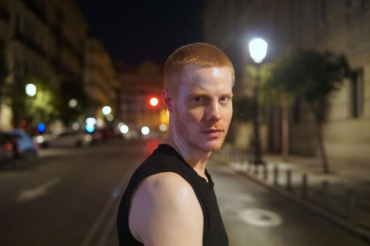 Le chanteur Reigen dans les rues de Madrid.